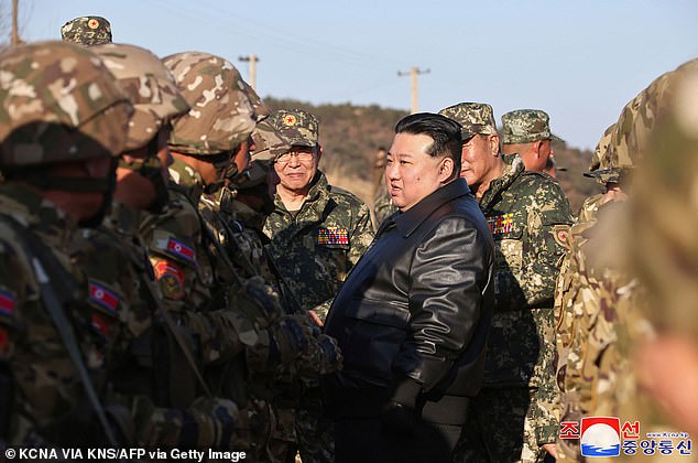 Kim Jong Un (Mitte) inspiziert einen großen Trainingsstützpunkt im westlichen Gebiet der Koreanischen Volksarmee