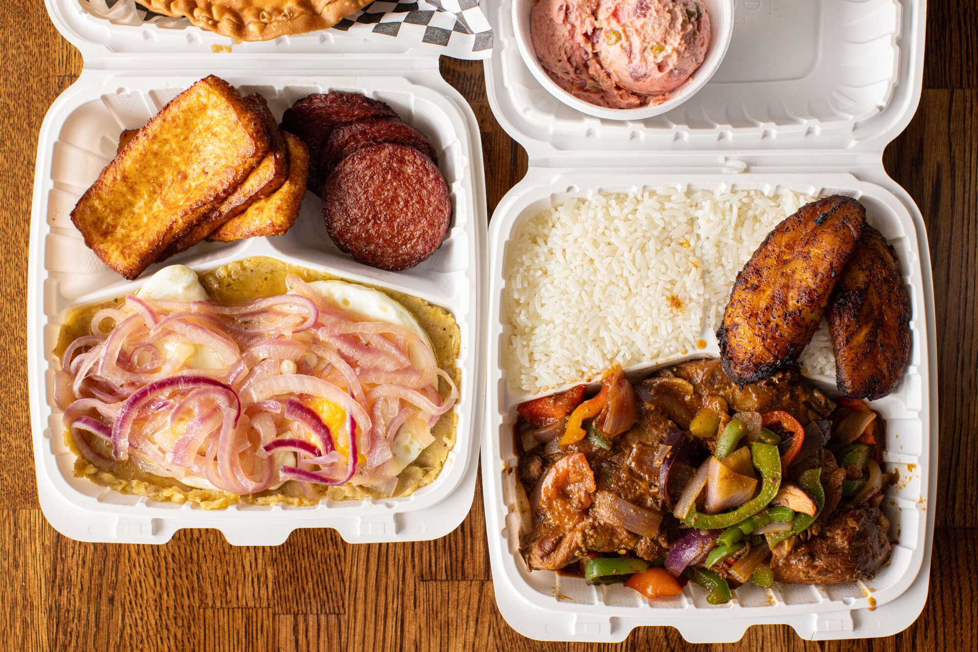 To-go-Boxen mit dominikanischem Frühstück und Hühnchengerichten.