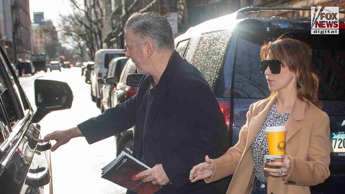 Alec Baldwin, dem fahrlässige Tötung vorgeworfen wird, steigt mit seiner Frau Hilaria Baldwin in ein Auto