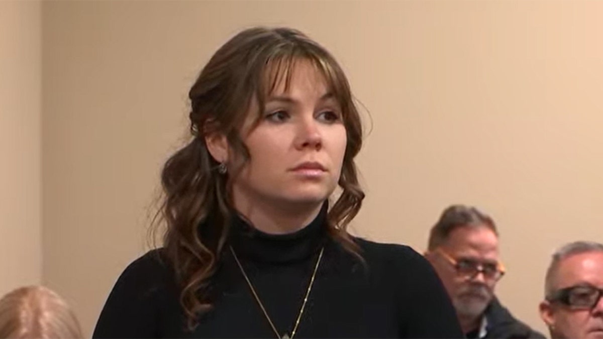 Die Rust-Waffenschmiedin Hannah Gutierrez Reed steht im schwarzen Rollkragenpullover vor Gericht