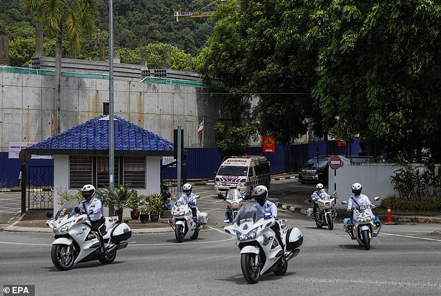 Verkehrspolizisten begleiten den norwegischen König Harald V. und seine Delegierten beim Verlassen des Sultanah Maliha Krankenhauses auf der Insel Langkawi im malaysischen Bundesstaat Kedah