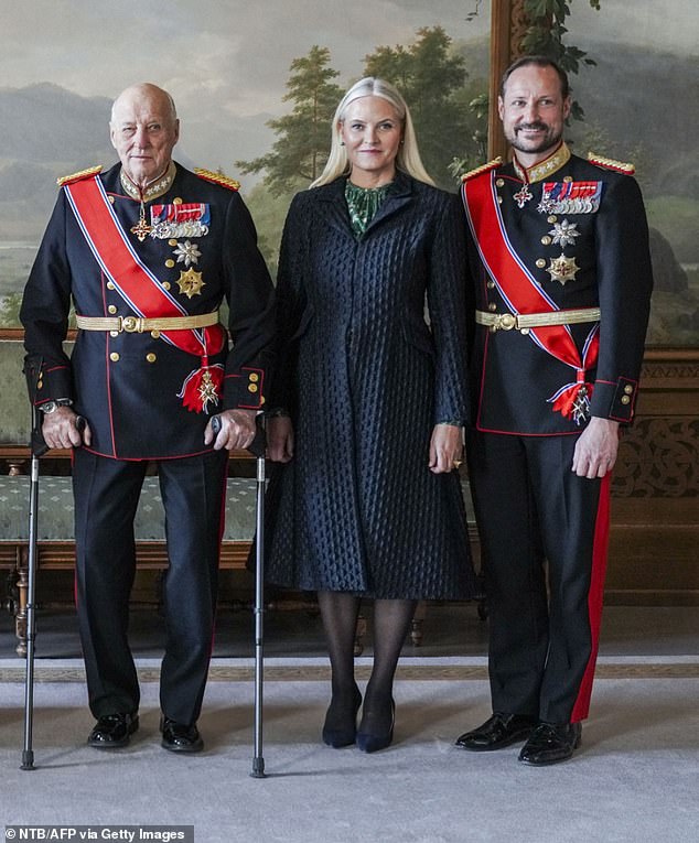 Im Bild von links nach rechts: König Harald V., Kronprinzessin Mette-Marit und Kronprinz Haakon von Norwegen