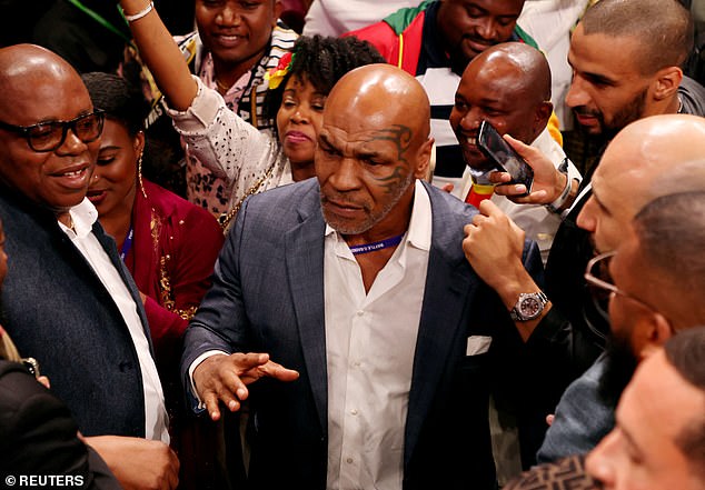 Mike Tyson ist in Saudi-Arabien abgebildet, nachdem Tyson Fury Francis Ngannou besiegt hat