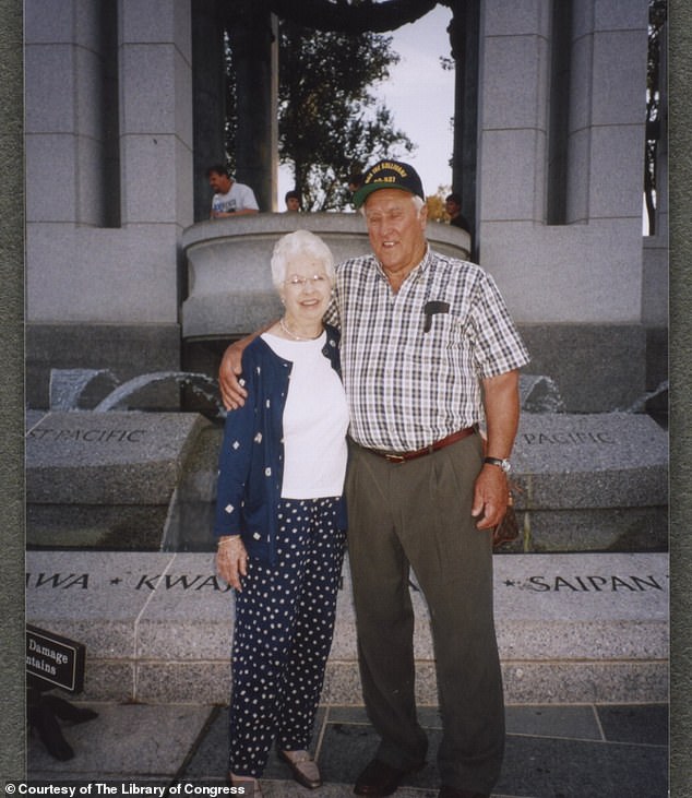Das Paar ist 2005 am Denkmal des Zweiten Weltkriegs abgebildet