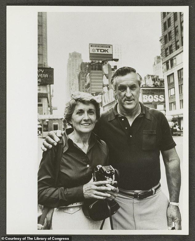 Das Paar blieb über die Jahre hinweg in Kontakt und kam 1980 am Times Square wieder zusammen