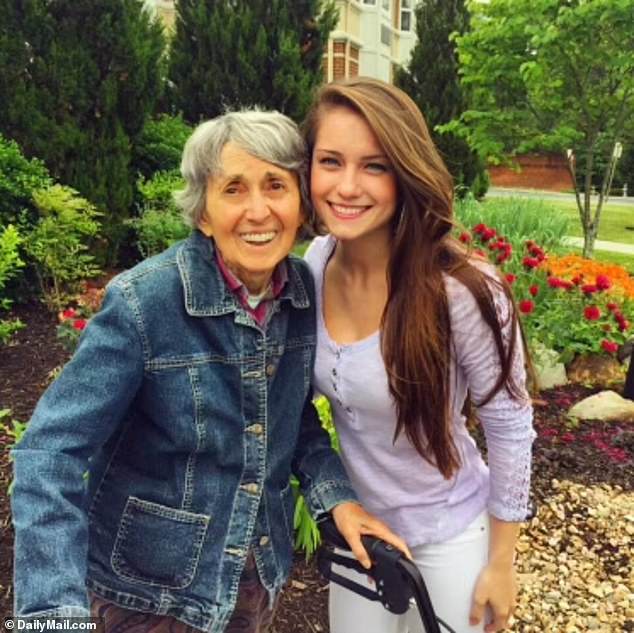 Caroline Branin erzählte DailyMail.com, dass ihre Großmutter Greta Friedman, die Krankenschwester auf dem Foto war und 2016 starb, das ikonische Foto als „Feier für das Ende des Krieges“ betrachtete.  Sie sind zusammen abgebildet