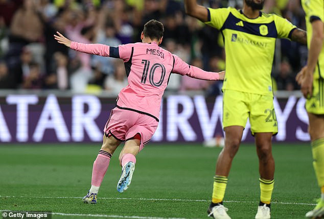 Lionel Messi rollt jubelnd davon, nachdem er am Donnerstag gegen Nashville SC ein Tor erzielt hat