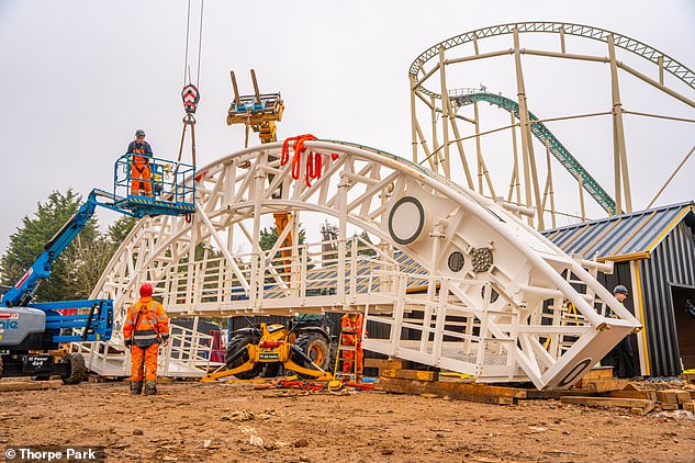 Nach der Eröffnung wird Hyperia „The Big One“ von Blackpool Pleasure Beach als höchste Achterbahn Großbritanniens ablösen, die 213 Fuß (64 m) hoch ist