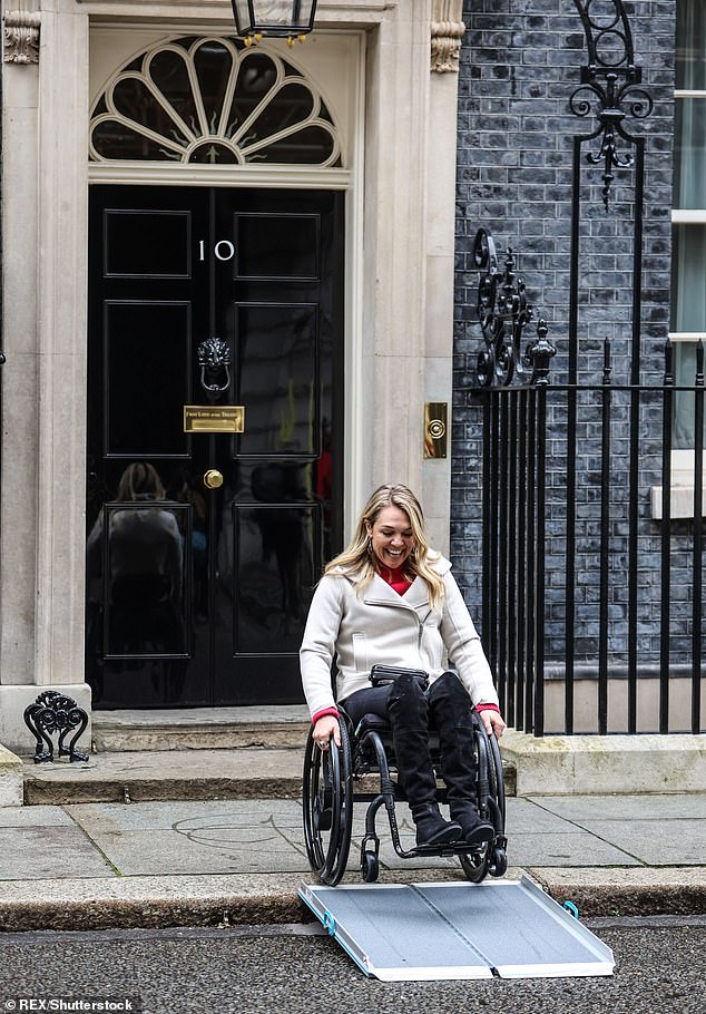 Im Bild: Sophie besucht 10 Downing Street, um die RightsOnFlights-Petition einzureichen