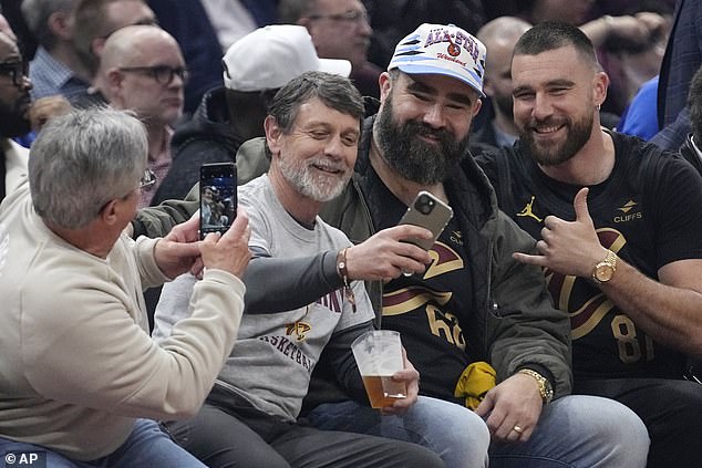 Die Brüder saßen auch am Spielfeldrand, um dem NBA-Team ihrer Heimatstadt, den Cleveland Cavaliers, beim Spielen zuzuschauen