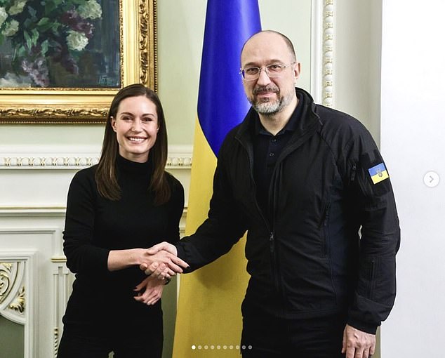Marin nahm für einen Moment ihren politischen Hut ab, posierte für Fotos mit Herrn Shmyhal und setzte sich beim Mittagessen zu Gesprächen mit dem finnischen Botschafter in der Ukraine zusammen
