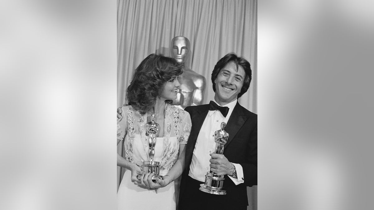 Sally Field lächelt mit Dustin Hoffman, während sie ihre Oscars in der Hand halten