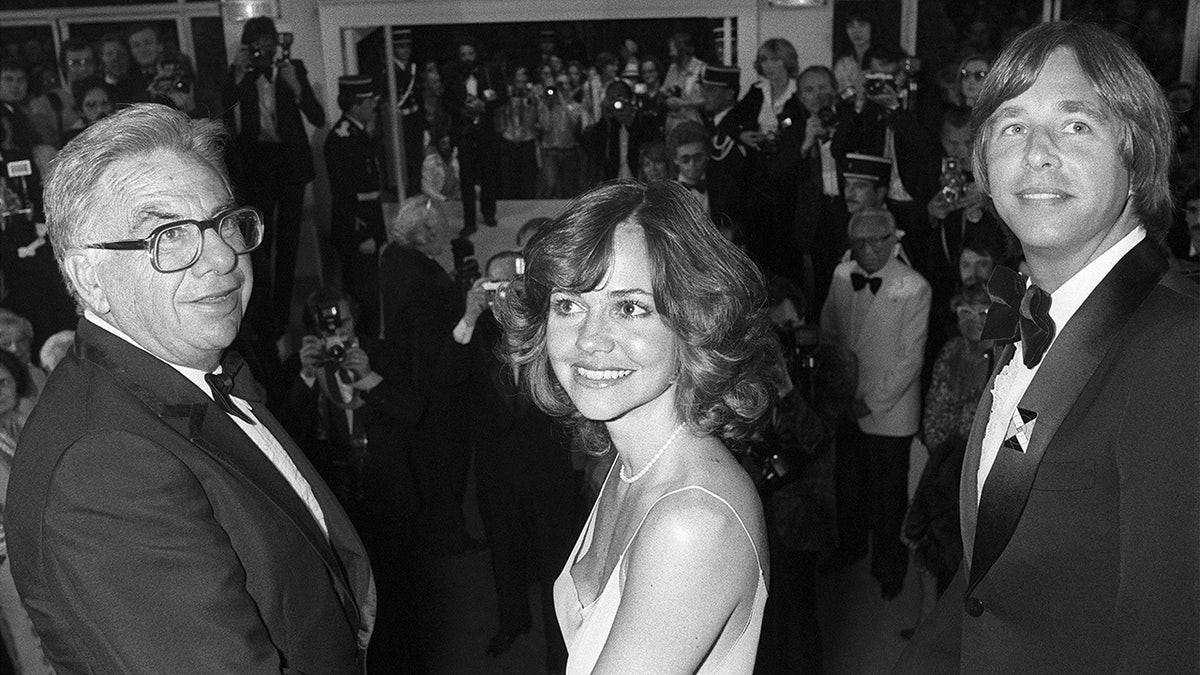 Sally Fields in Begleitung von zwei Männern in Cannes