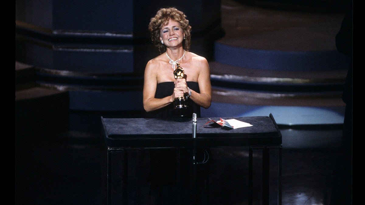 Sally Field auf der Bühne hält ihren Oscar fest
