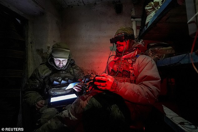Ukrainische Drohnenbetreiber (im Bild) setzen billige kommerzielle Drohnen mit Sprengkörpern ein, um russische Panzer und Bunker aufzuspüren