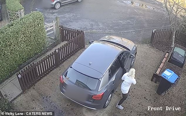 Nachdem sie das Auto verlassen hatte, bemerkte sie plötzlich, dass es ihre Einfahrt hinunterrollte, weil die Handbremse nicht angezogen war