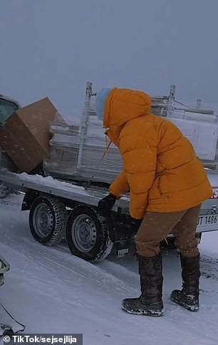 Zurück in der Nähe ihrer Hütte gab es noch eine weitere Hürde und sie mussten die Möbel auf ein Schneemobil laden, um sie bis zur Haustür zu transportieren
