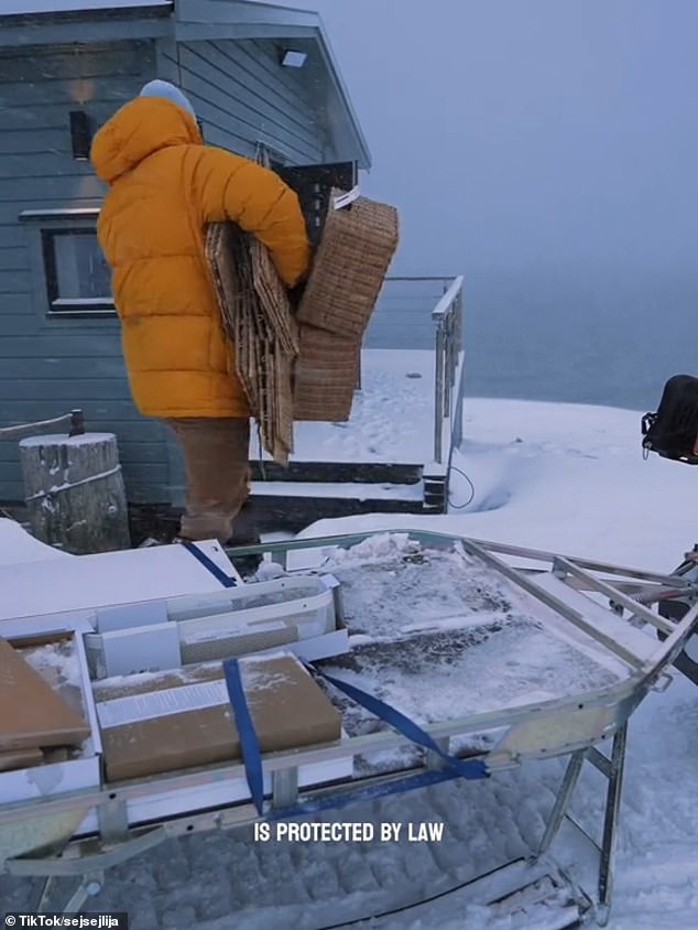 Cecilia und ihr Mann schafften es endlich, die Möbel vom Schneemobil in ihr Haus zu holen – und das alles trotz eines Schneesturms