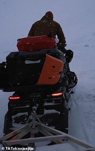 Aufgrund der örtlichen Vorschriften ist das Fahren mit Autos in der Tundra nicht gestattet – und das Paar hat keine Auffahrt, die von der Straße bis zur Haustür führt