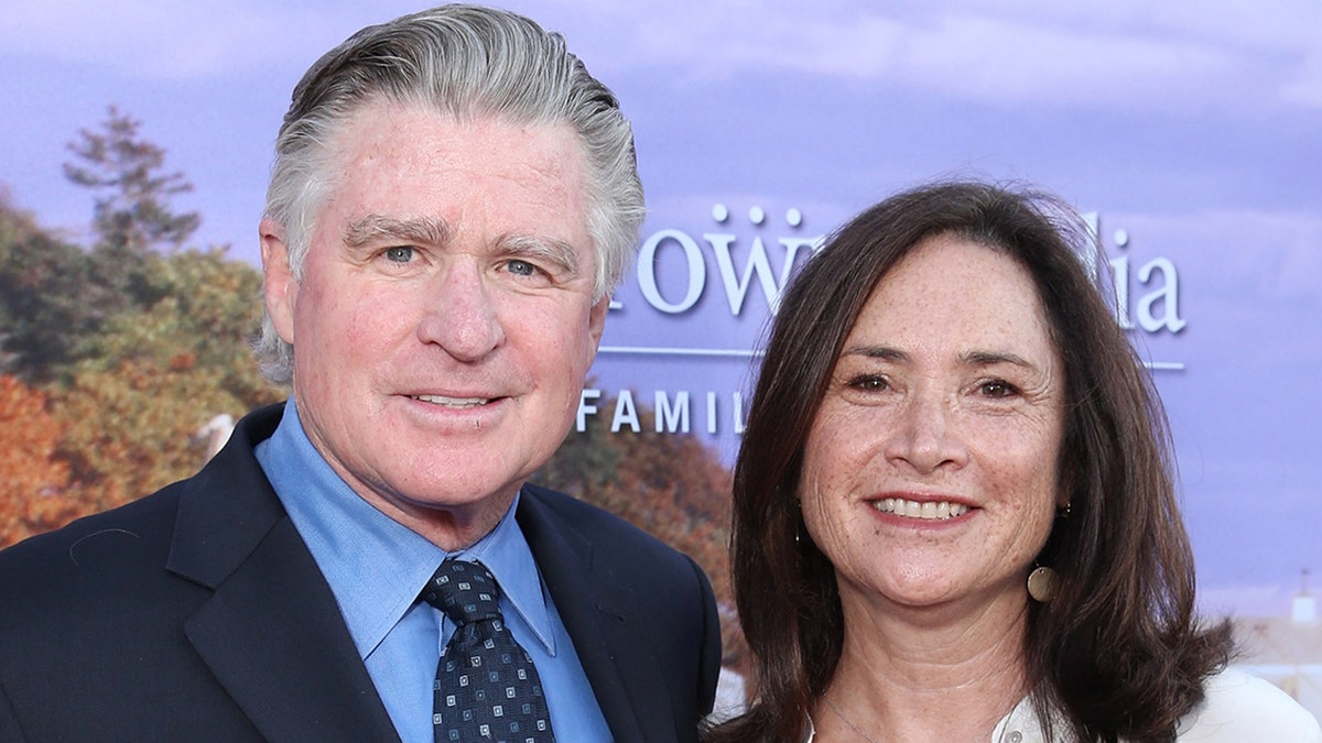Treat Williams und seine Frau Pam lächeln auf dem roten Teppich bei einem Hollywood-Event