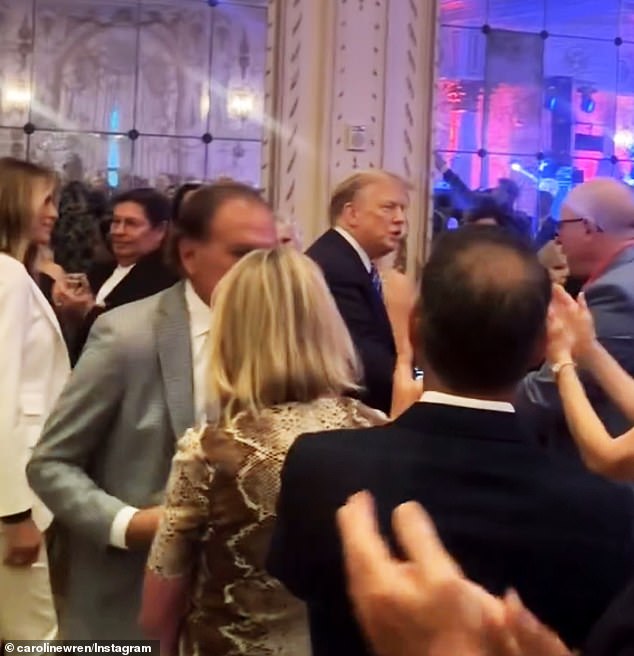 Trumps Unterstützer schienen sich zu freuen, das Paar gemeinsam eintreten zu sehen