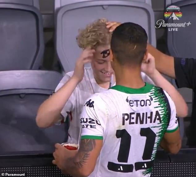Beim Schlusspfiff zeigte Penha seine freche Seite und gab einem begeisterten Fan – von den Wanderers – ein Autogramm auf die Stirn (im Bild).