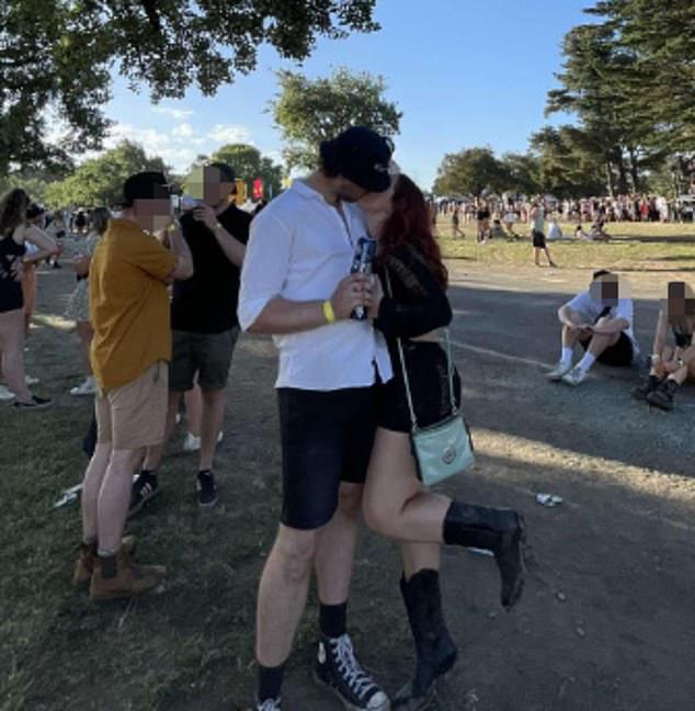 Fotos in den sozialen Medien zeigen das Paar, wie es durch Australien reist und gemeinsam Festivals genießt