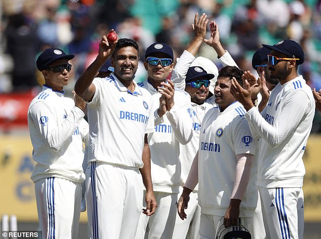 Ravichandran Ashwin erzielte in seinem 100. Test fünf für 77, als England nach Innings und 64 Runs besiegt wurde