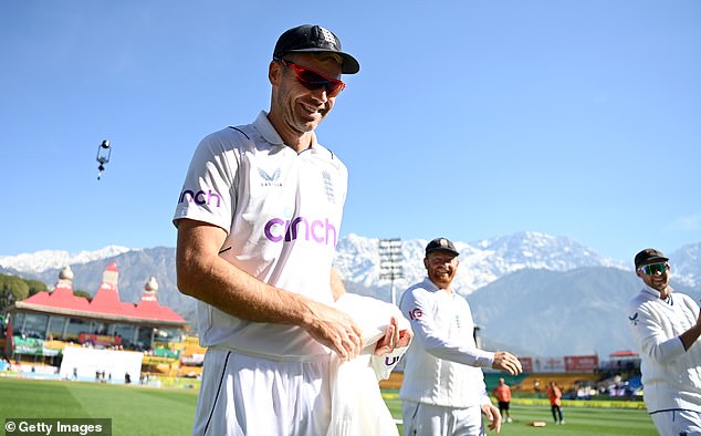 Es gab einen schönen Moment zuvor am dritten Tag, als James Anderson sein 700. Test-Wicket holte