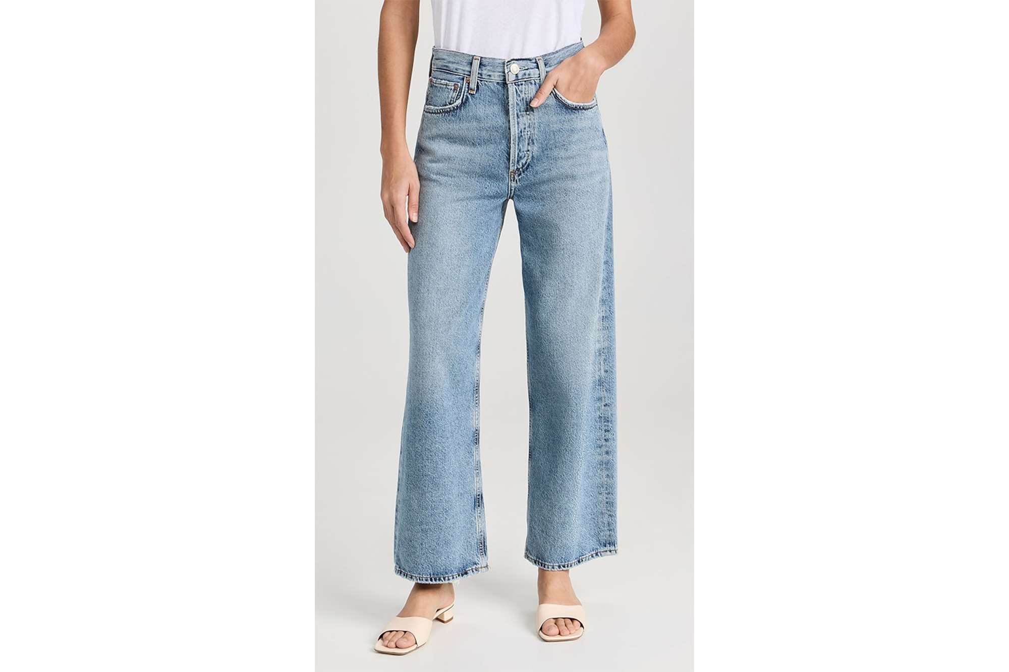 Ein Model in Jeans