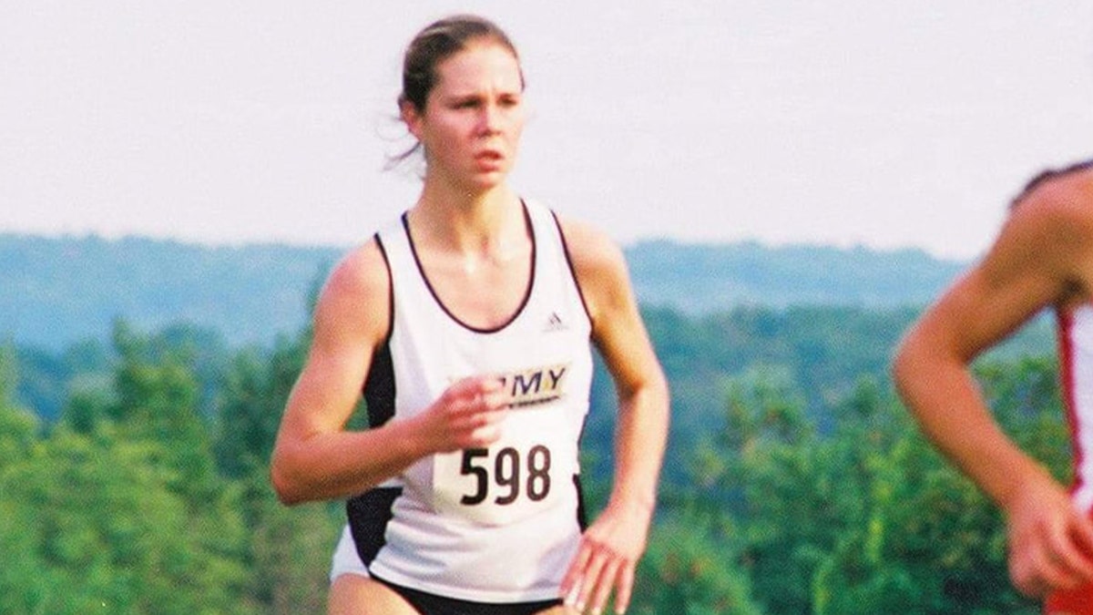 Maura Murray läuft Langstrecken in ihrer West Point-Uniform.