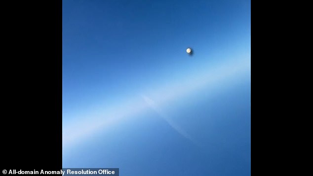 Sphäre Nr. 2: Dieses Standbild stammt aus dem Video einer Begegnung eines US-Marinefliegers mit einem unbekannten Objekt (UAP) in einem „flüchtigen Pass“.
