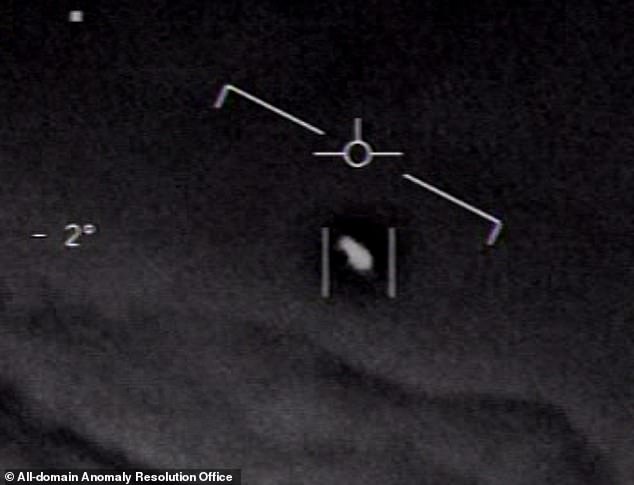 Dieses UFO, das ebenfalls von der US-Marine erbeutet wurde, kann nur als eine „Milchflasche“ oder ein Bowlingkegel beschrieben werden