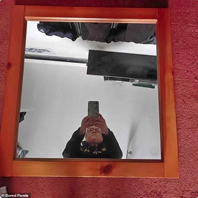 Dezentes Selfie: Eine Verkäuferin stellte ihren Spiegel auf den Boden, um das Foto aufzunehmen, und fing einen sehr faszinierenden Blickwinkel ein