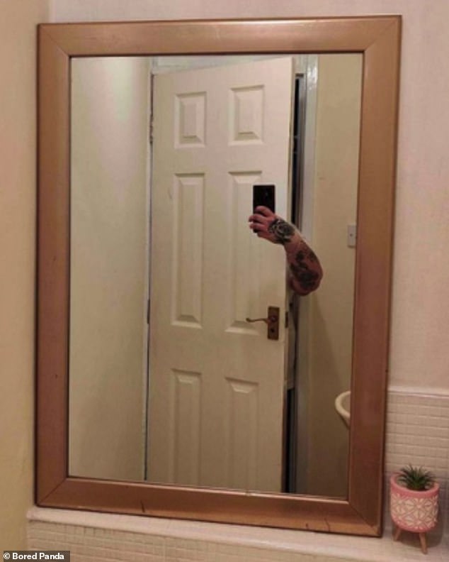Bei einem weiteren, nicht ganz fehlerfreien Versuch versteckte sich ein Selfie-Fotograf hinter seiner Tür und zeigte mit einem tätowierten Arm, dass er dort war
