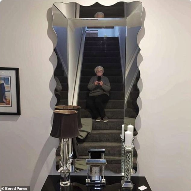 Eine andere Verkäuferin wurde kreativ, setzte sich auf ihre Treppe und schenkte ihrem Spiegel mit gewelltem Rand die Aufmerksamkeit, die er verdiente