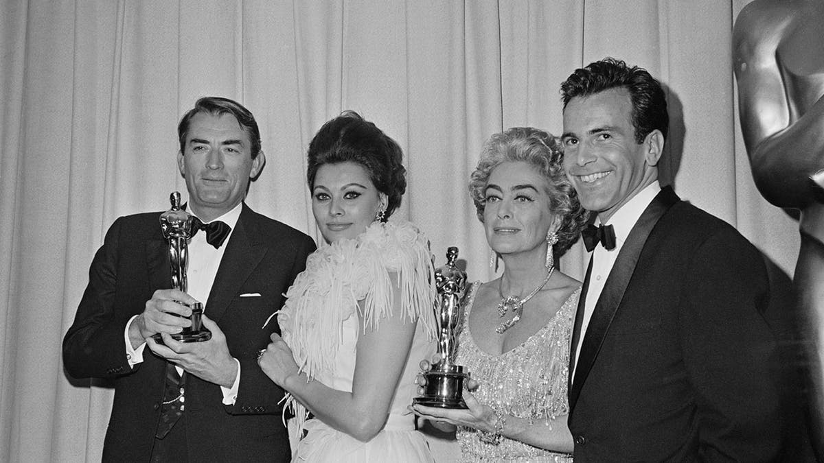 Joan Crawford mit einer Gruppe von Oscar-Preisträgern