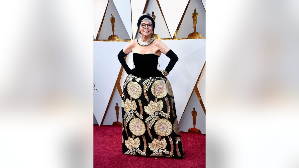 Rita Moreno posiert auf dem roten Teppich vor der Oscar-Verleihung