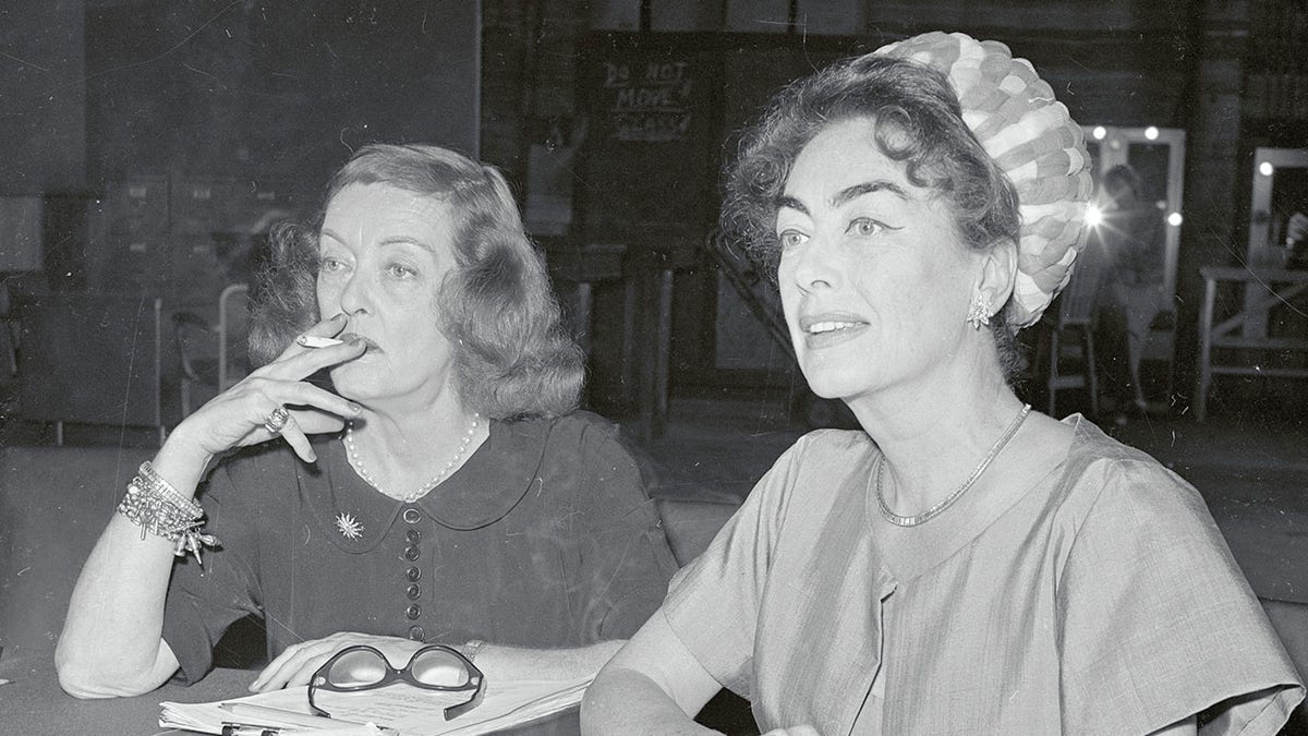 Bette Davis und Joan Crawford sitzen zusammen