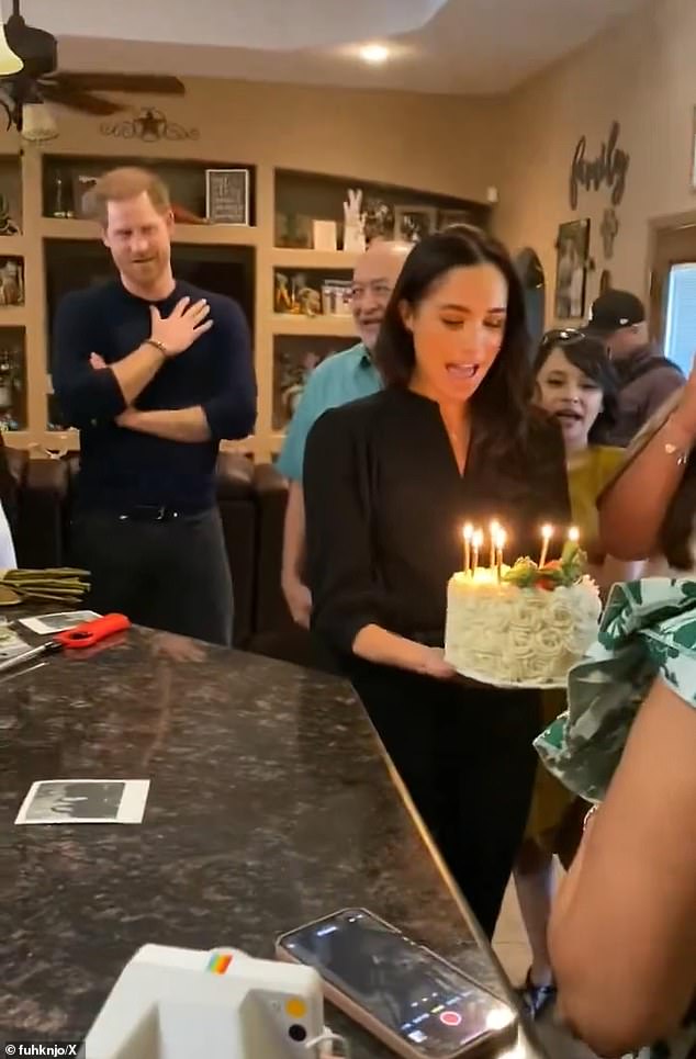 Die ganze Familie sang „Happy Birthday“, und sogar Price Harry wirkte emotional