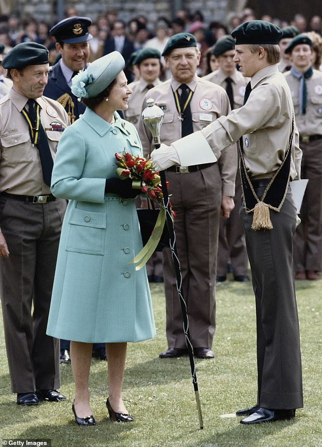 Königin Elizabeth II. bei einer Parade der Queen's Scouts auf dem Gelände von Windsor Castle. Sie trug das gleiche Outfit, als sie im April 1982 das Queen Elizabeth II-Schiff zu Wasser ließ