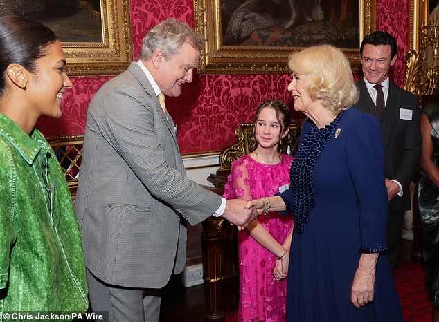 Hugh nahm die Schauspielerin auch zu einer Veranstaltung im Buckingham Palace mit, wo sie Königin Camilla traf