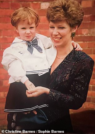 Christine hält Sophie bei ihrer Taufe 1991