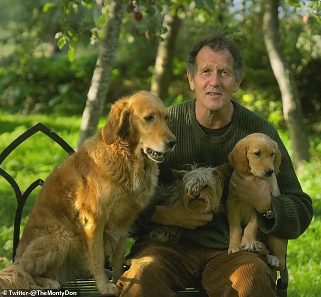 Monty Don ist für seine Liebe zu Hunden bekannt. Er machte Schlagzeilen, nachdem er seinen 12-jährigen Golden Retriever Nigel verloren hatte, der als sein Co-Star in „Gardener's World“ auftrat.  Oben ist er mit Ned (rechts), Golden Retriever Nell (links) und Yorkshire Terrier Patti (Mitte) abgebildet.