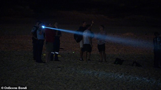 NSW Police and Ambulance startete mit Hilfe eines Rettungshubschraubers und eines Polizeiboots eine Boden-, Wasser- und Luftsuche nach dem Mann (im Bild: Polizei vor Ort).
