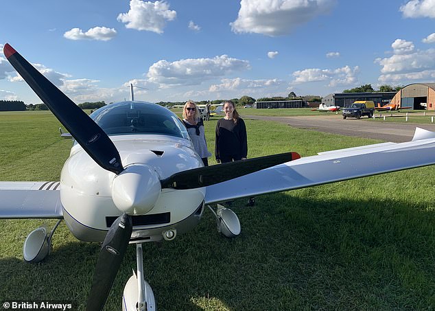 Teresa (links) und Ella (rechts) im Bild mit einem Kleinflugzeug auf dem Flugplatz White Waltham im Jahr 2019, einen Tag vor Ellas Vorstellungsgespräch für die Flugausbildung