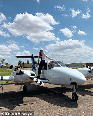 Ella abgebildet auf einem Trainingsflugzeug auf dem Falcon Field in Phoenix, Arizona, im Jahr 2021