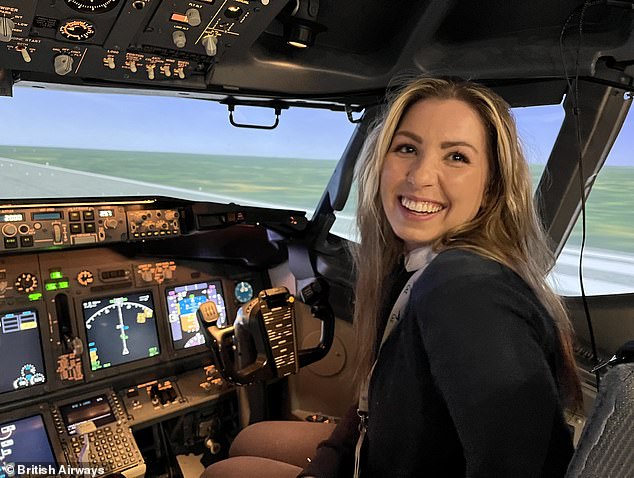 Ella abgebildet in einem Simulator bei einem Jet-Orientierungskurs in Gatwick im Jahr 2022