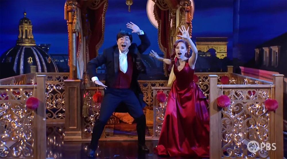 Ariana Grande und Bowen Yang tauschen „Wicked“ gegen „Moulin Rouge“ in „SNL“-Parodie – und können nicht aufhören zu lachen