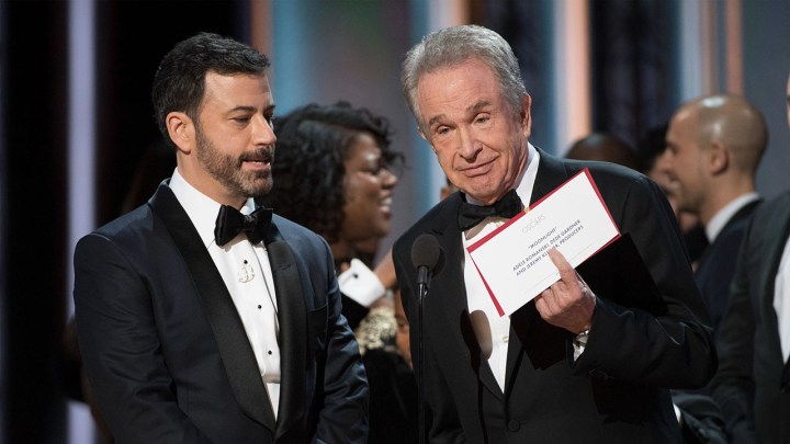 Warren Beatty hält die Oscar-Karte für den besten Film vor das Publikum, Jimmy Kimmel steht neben ihm.